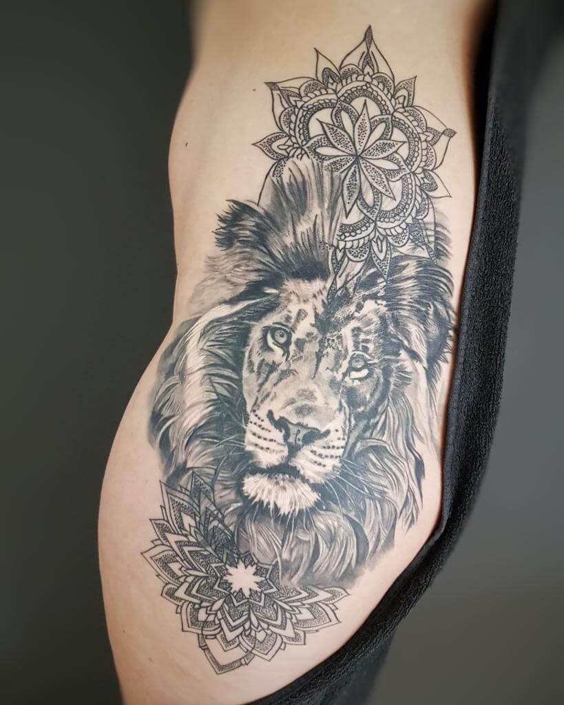 Löwen Tattoo auf einem Frauenkörper von Susann Wild Spirit Hameln