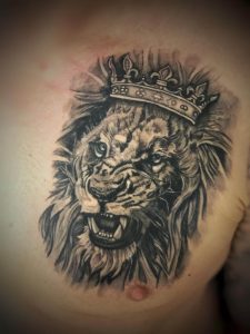 Tattoo vom Löwe auf der Brust Wild Spirit Hameln