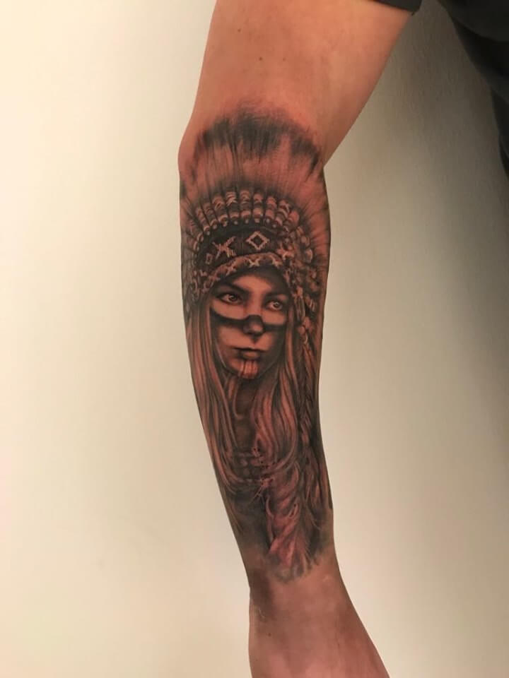 Tattoo von einem Indianer porträt einer Frau auf dem Arm