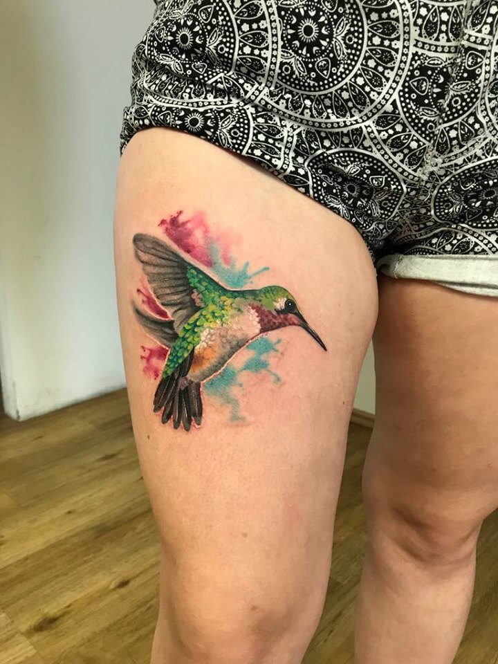 Tattoo von einem Kolibri auf dem Bein Wasserfarben Wild Spirit Tattoo
