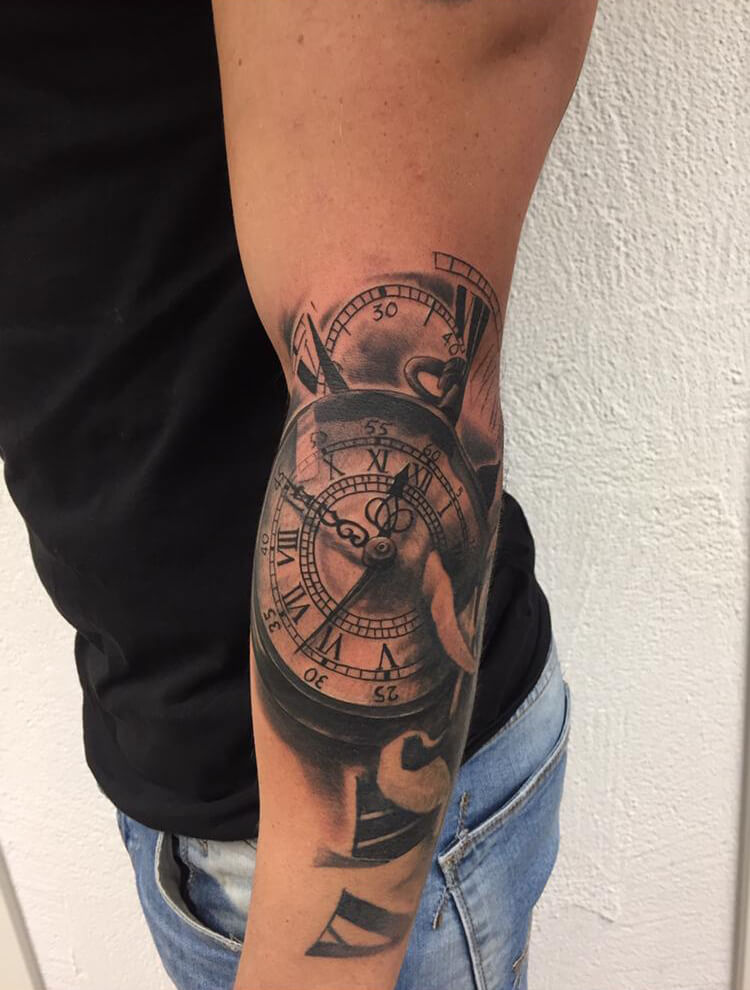 Tattoo von einem Kompass auf dem Arm Sigi Hameln Wild Spirit