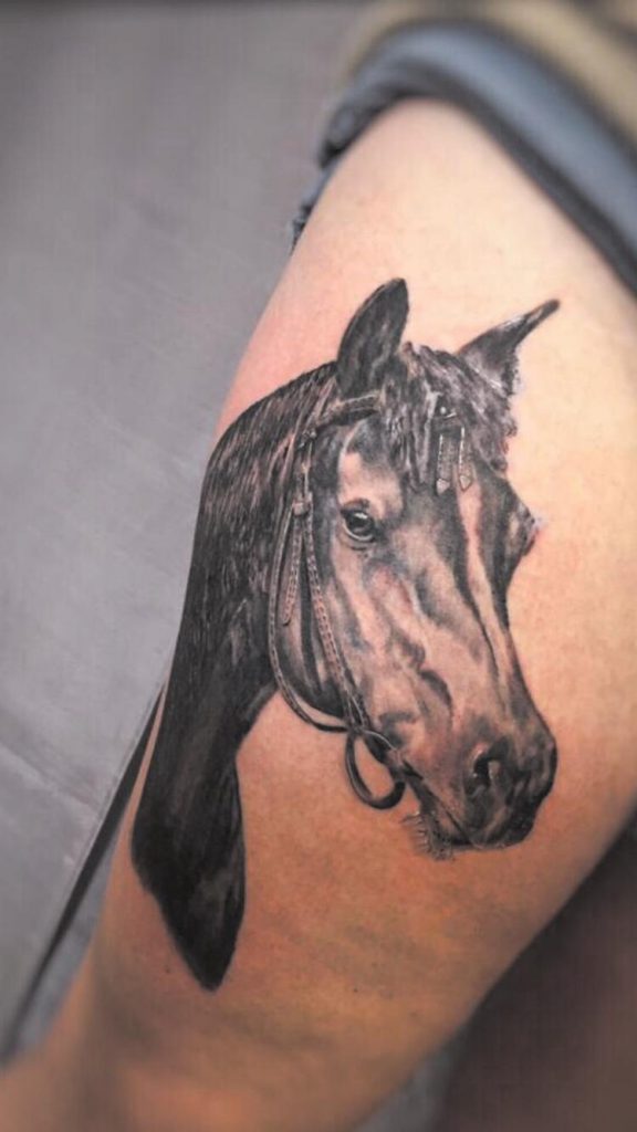 Tattoo von einem Pferdekopf auf der Wade Wild Spirit Hameln