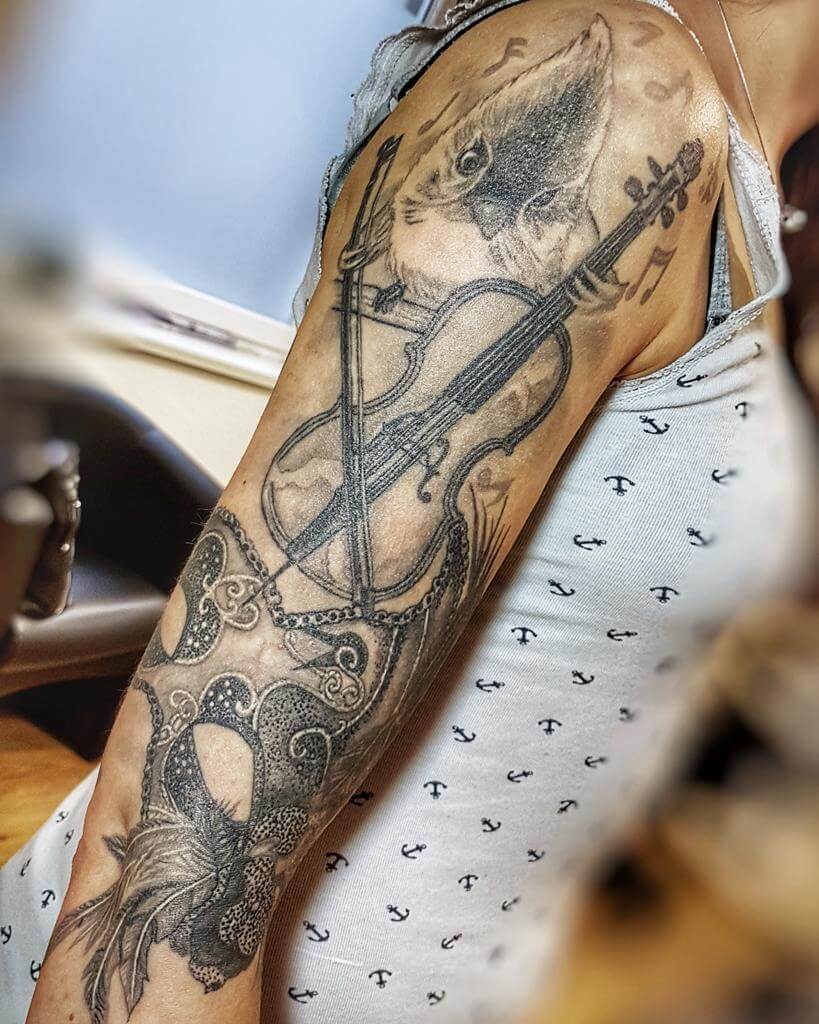 Tattoo von einer Geige auf dem Arm von Susann Wild Spirit Hameln