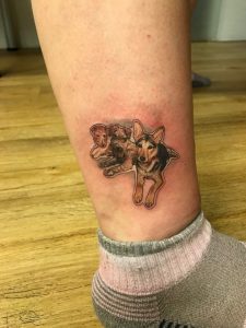 Tattoo von kleinen Hunden auf dem Bein Ljubica Wild Spirit